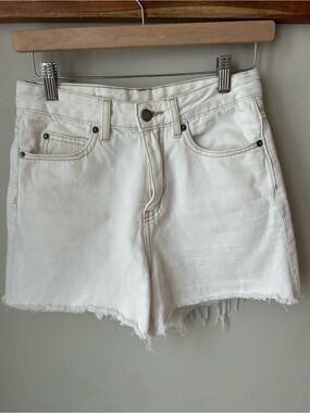 Dr. Denim Nora Shorts 25 Light Ecru High Rise Raw Hem Ecru Denim